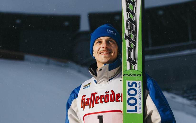 Bartłomiej Deklewa w roli Adama Małysza.