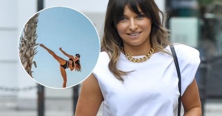 Lewandowska miała na sobie tylko bikini. Wzięła zamach i kopnęła. Musiała uważać