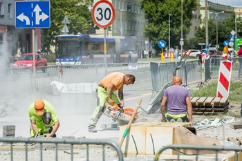 Trwa budowa dróg rowerowych na ulicy Sułkowskiego w Bydgoszczy. Zobacz, jak przebiegają prace