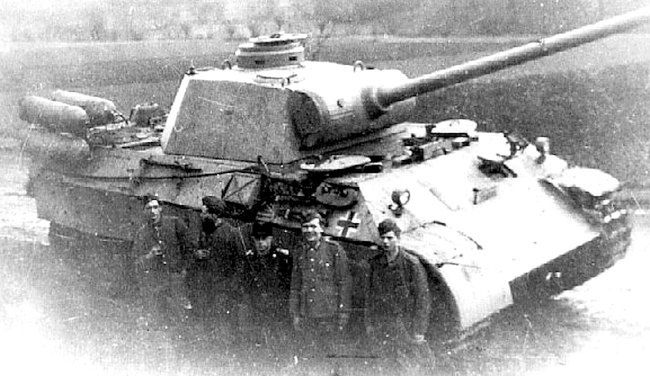 Niemiecki szkoleniowy czołg PzKpfw V Panther ze zbiornikami zawierającymi gaz miejski (Stadtgas). 