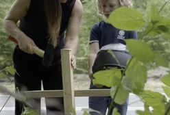 Drastyczne wideo. Matka z dzieckiem wbija krzyż przy drodze