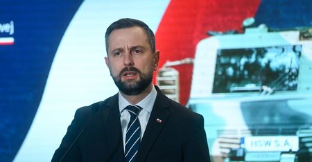 Szef MON: Macierewicz atakuje bezpieczeństwo Polski