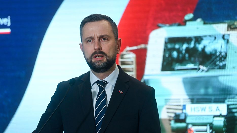 Szef MON: To Macierewicz atakuje bezpieczeństwo Polski