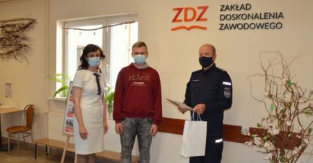 17-latek znalazł pakunek na przystanku. W środku prawdziwa fortuna