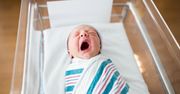 Spowijanie niemowląt wraca do łask. Fizjoterapeuci alarmują: to może być niebezpieczne