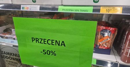 Przecenione produkty z krótkim terminem hitem w Lidlu i Stokrotce. W Biedronce próżno ich szukać, tylko w wybranych sklepach