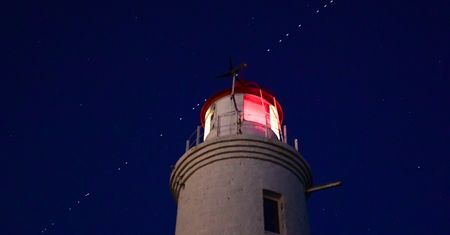Kosmiczny pociąg Elona Muska. Wiemy, kiedy znowu zobaczymy satelity Starlink nad polskim niebem