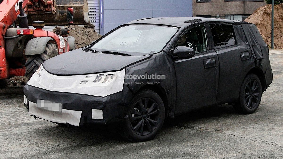 Nowa Toyota RAV4 (2013) - zdjęcie szpiegowskie (źródło: Autoevolution)