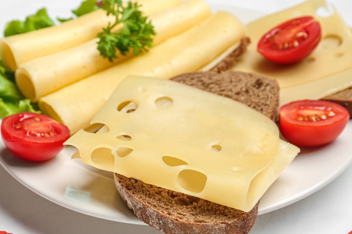 To jeden z najzdrowszych serów żółtych. Ma mnóstwo białka, ale jest jeden haczyk