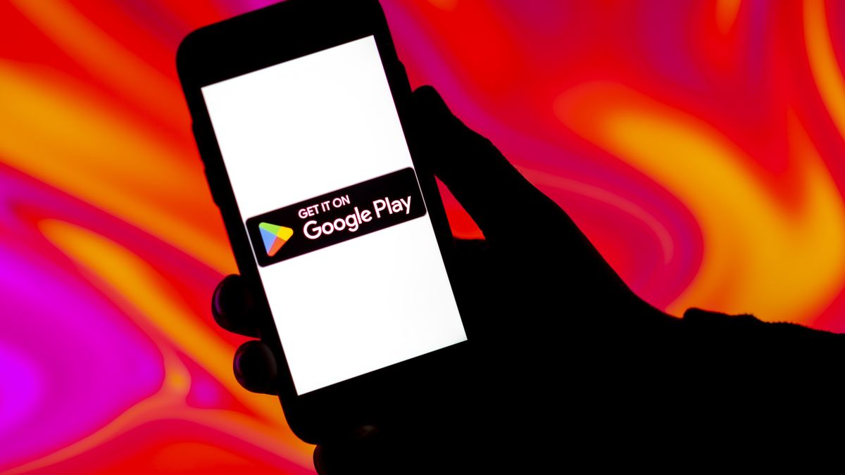 INDIA - 2024/01/03: In this photo illustration, the google play logo is seen displayed on a mobile phone screen. (Photo Illustration by Idrees Abbas/SOPA Images/LightRocket via Getty Images)