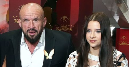 14-letnia córka Tomasza Oświecińskiego pokazała, jak wystroiła się na imprezę sylwestrową. Internauci: "ODWAŻNA jak tata" (FOTO)