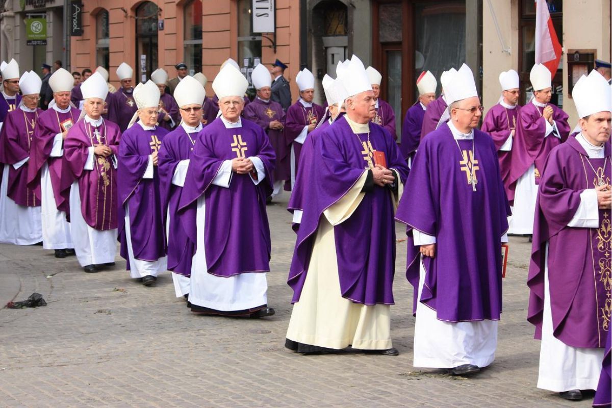 Emerytura księży. Tyle przelewa im ZUS. Lepiej usiądźcie
