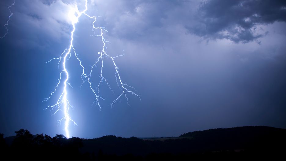 Burza z silnym wiatrem dotarła w do woj. Świętokrzyskiego.