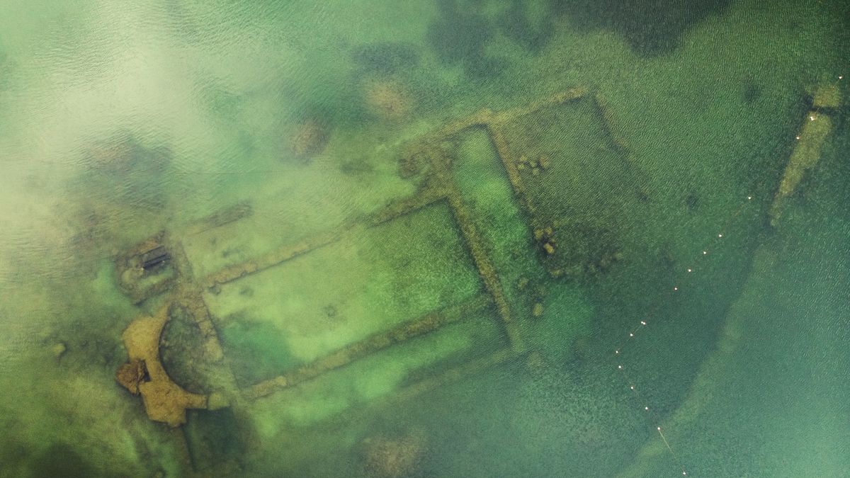 Widok z góry na starożytną, zatopioną bazylikę w jeziorze Iznik 