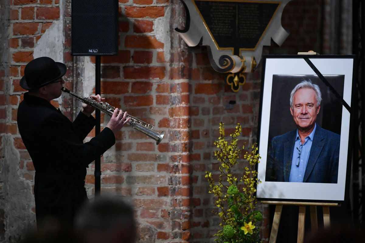 Saksofonista i kompozytor Irek Wojtczak podczas pożegnalnej mszy świętej w intencji zmarłego prof. Jerzego Limona w kościele św. Jana w Gdańsku (PAP)