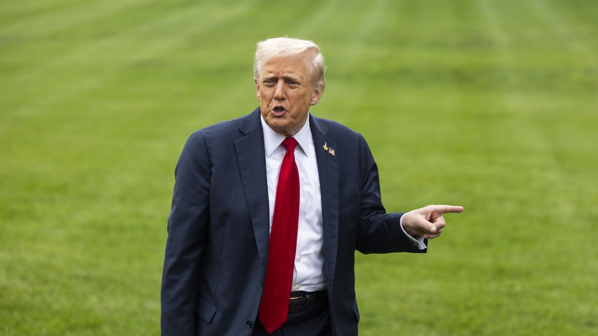 US President Donald Trump returns to the White House after a meeting with military leaders in Quantico, Virginia
epa12417374 US President Donald Trump speaks with the media after returning to the White House from a meeting with military leaders at Quantico Marine Base in Washington, DC, USA, 30 September 2025. He spoke briefly about lowering drug prices, saying 'we will be reducing drug prices by 100 percent in some cases, 300 percent or more'.  EPA/JIM LO SCALZO 
Dostawca: PAP/EPA.
JIM LO SCALZO
Media, Press, Trump