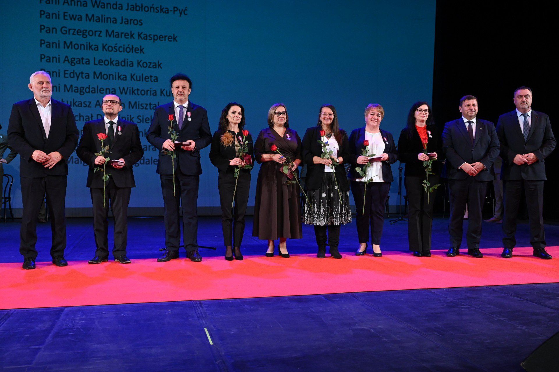 Nauczyciele odznaczeni Brązowym Medalem za Długoletnią Służbę.