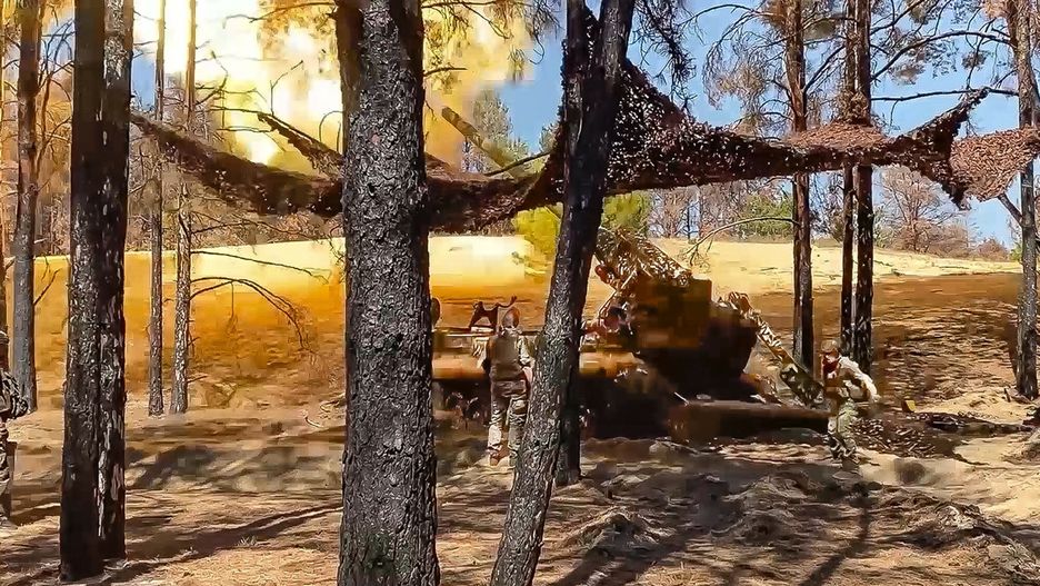 Wojna w Ukrainie rok 2024
In this photo taken from video released by the Russian Defense Ministry on Tuesday, Aug. 27, 2024, Russian soldiers fires from a 203-mm self-propelled gun 2S7 "Pion" towards Ukrainian positions in an undisclosed location in Ukraine. (Russian Defense Ministry Press Service via AP)
