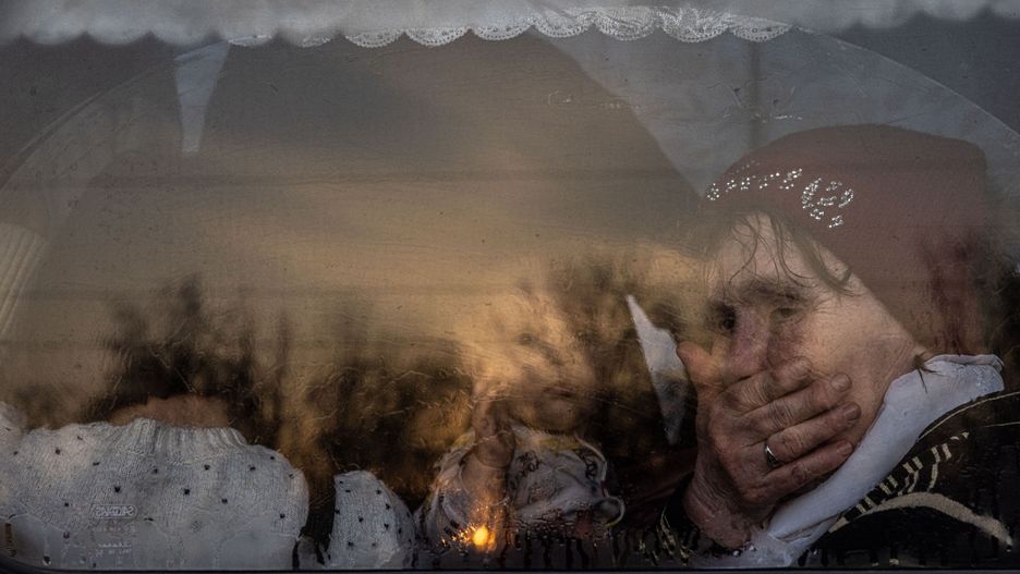 Evacuees from Mariupol and Melitopol amid Russian invasion of Ukraineepa09849862 A woman sits with a baby on a bus as they with other people who fled from the besieged by Russian military southeastern city of Mariupol and occupied Melitopol arrive at the evacuation point in Zaporizhzhia, Ukraine, 25 March 2022. Hundreds of people were evacuated on 25 March from the southeastern cities of Mariupol and Melitopol and arrived in Ukraine's controlled area by buses and their own cars. Almost 100,000 residents remain trapped and live in 'inhuman conditions' without food and water in the ruined city of Mariupol, amid Russia's 'constant shelling', Ukrainian president Volodymyr Zelenskyy says.  EPA/ROMAN PILIPEY Dostawca: PAP/EPA.ROMAN PILIPEY