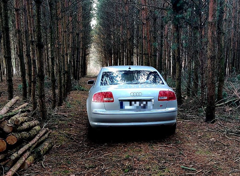 Pościg za audi zakończony w lesie. Za kierownicą 17-latka