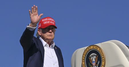 "Gdyby Chiny chciały wejść". Trump zaprasza producentów aut