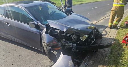 Ratując się przed zderzeniem z hyundaiem, uderzyła w latarnię. Teraz poszukuje sprawcy kolizji