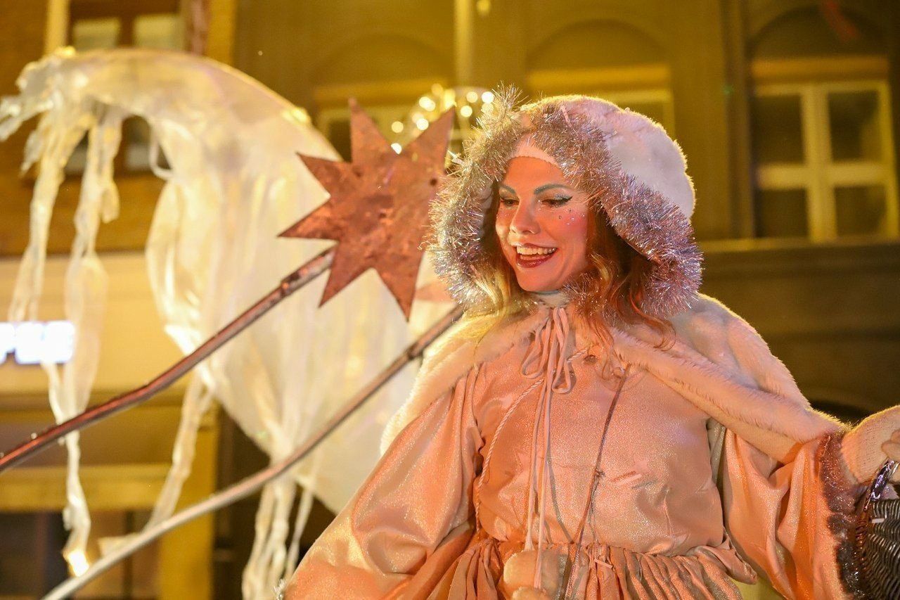 Tak wyglądał Jarmark Bożonarodzeniowy w Toruniu w roku minionym i poprzednim. Obecnie chętnych w całym kraju by na niego przyjechać w ramach wycieczki nie brakuje. Tym bardziej, że to zawsze wyjazdy połączone z dodatkowymi atrakcjami. Na takiej turystyce zarabia całe miasto: muzea, handel, gastronomia.