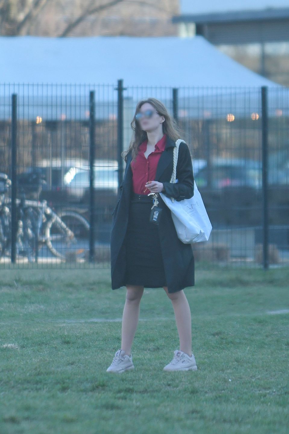 Kochanka Antka Królikowskiego wyprowadza psa na spacer