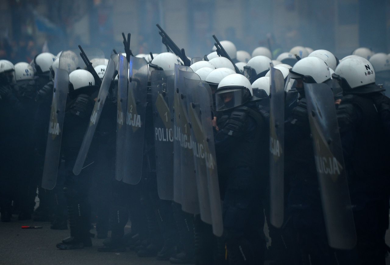 Marsz Niepodległości. Mężczyzna, który miał rzucać kostką brukową w policjantów aresztowany