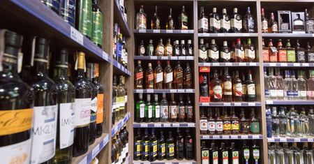 Nocna prohibicja. W których miastach obowiązuje? Tu nie kupisz alkoholu po 22