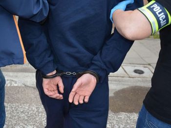 Suwałki. Uciekinier z poprawczaka kradł perfumy i je sprzedawał. Pieniądze przeznaczał "na życie"