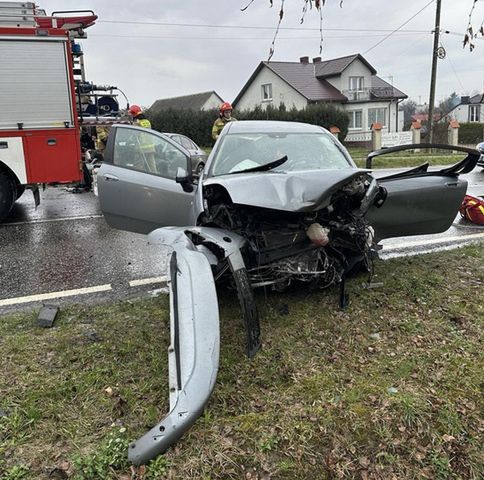 Groźny wypadek. 3 osoby ranne