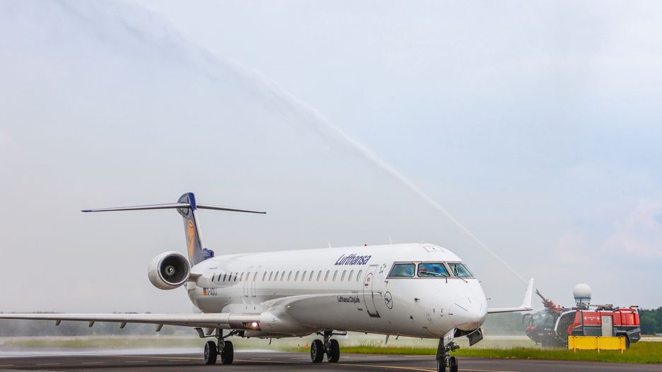 Śląskie. Pierwszy rejs Lufthansy z Frankfurtu do Pyrzowic powitano salutem wodnym.