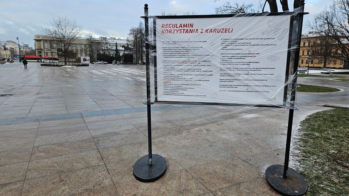 Tablica regulaminu korzystania z karuzeli świątecznej na Placu Litewskim