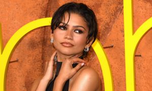 Wskoczyła w bieliźnianą spódnicę. Wszyscy i tak patrzyli na jej T-shirt