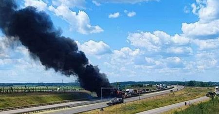 Kłęby dymu na ekspresówce. W akcji pogotowie, policja i straż
