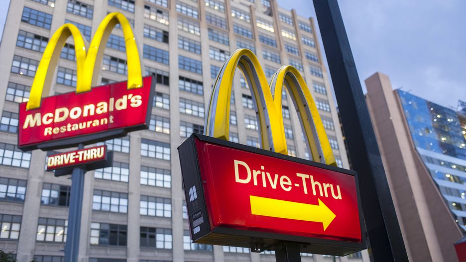 Pracownica McDonald's ujawniła, że cały czas słyszy swoich klientów podczas składania zamówień w drive thru