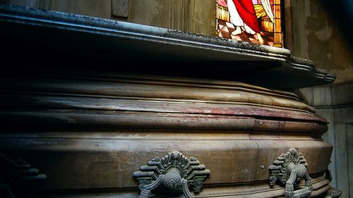 Samotny facet w trumnie na pustyni 1