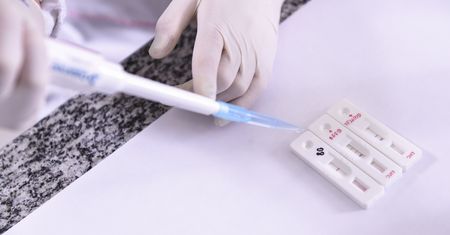 Sprawdziliśmy, ile testów na koronawirusa wykonuje się w Polsce. Nie jest dobrze