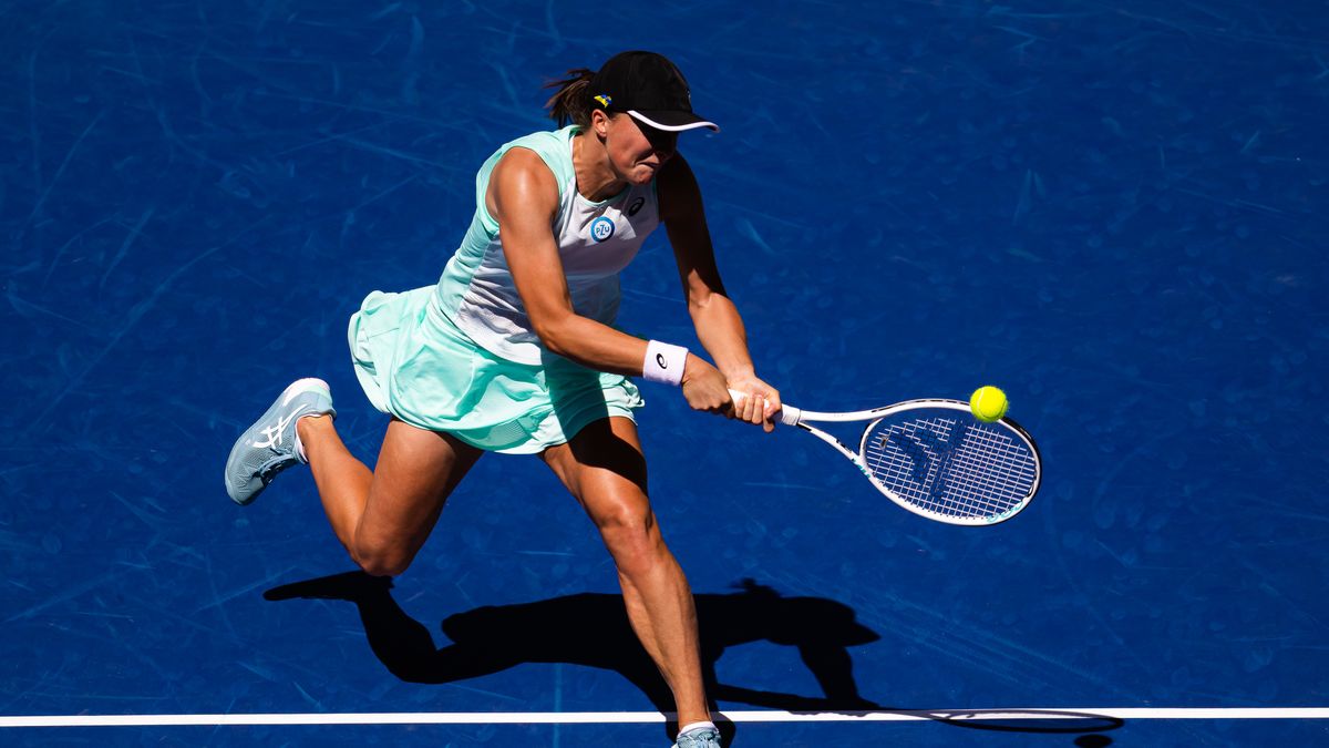 NEW YORK, NEW YORK - SEPTEMBER 01: Iga Swiatek of Poland hits a shot against Sloane Stephens of the United States in her second round match on Day 4 of the US Open Tennis Championships at USTA Billie Jean King National Tennis Center on September 01, 2022 in New York City (Photo by Robert Prange/Getty Images)