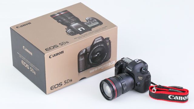 Firma Canon stworzyła piękną miniaturkę modelu EOS 5DS z dwoma obiektywami