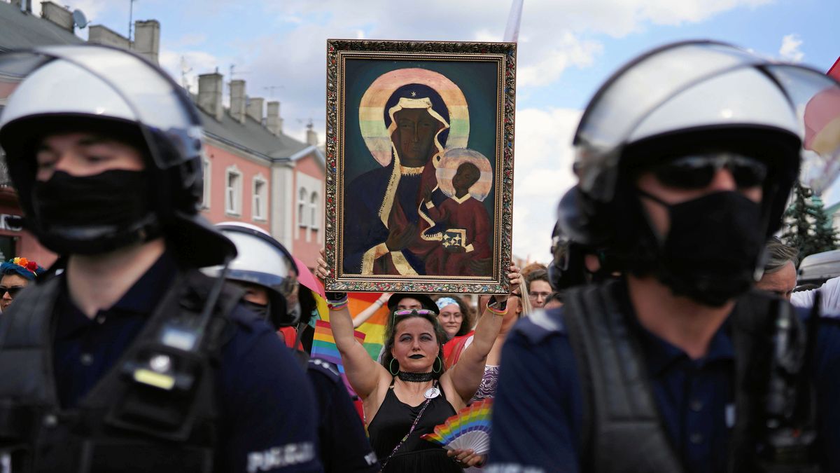 III Marsz Rownosci w Czestochowie21.08.2021 Czestochowa , plac Daszynskiego . III Marsz Rownosci . Fot . Grzegorz Skowronek / Agencja GazetaFot. Grzegorz Skowronek / Agencja Gazetamarsz rownosci, marsz, parada, lgbt, parada rownosci, policja, matka boska, teczowa matka boska, obraz, /FR/