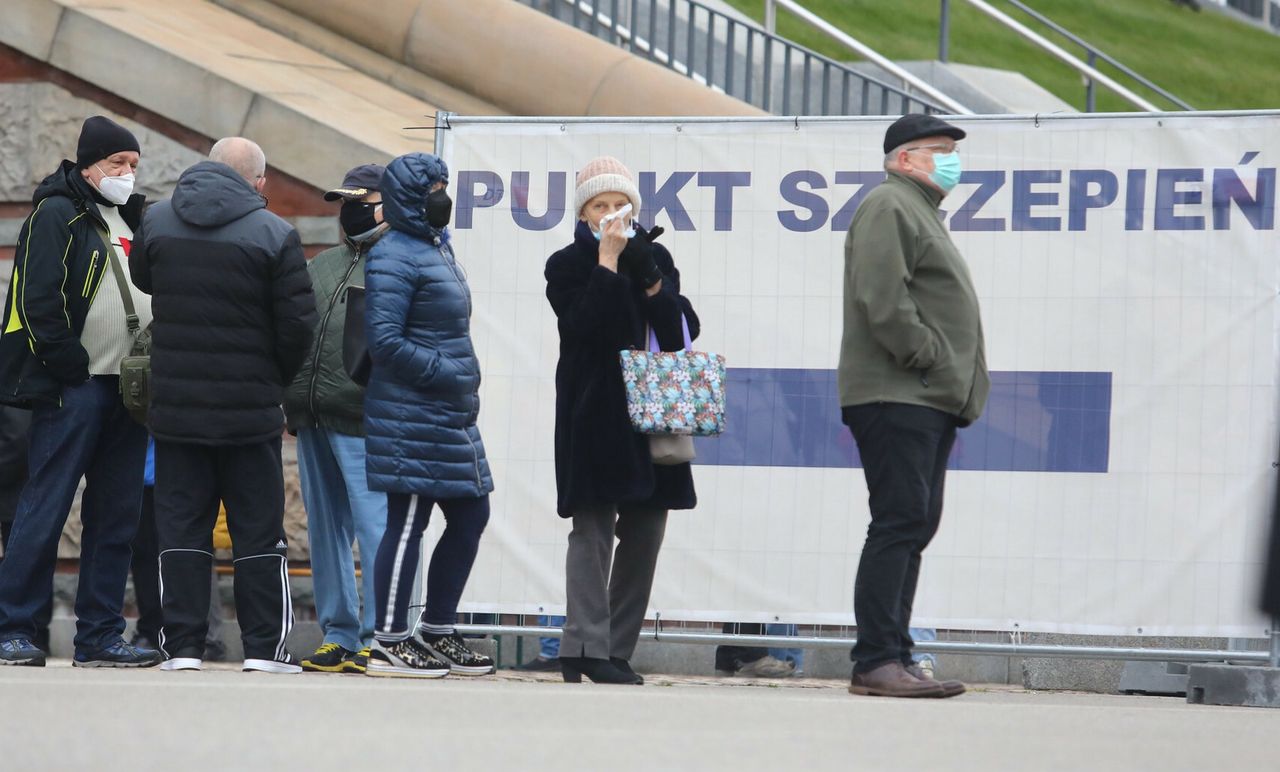 Koronawirus. Wśród osób zaszczepionych na COVID dominują kobiety. Przepaść w liczbach