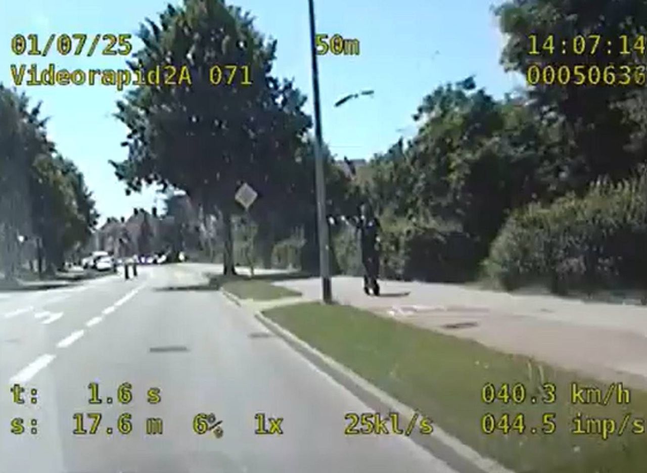 Hulajnogą elektryczną pędził niemal 40 km/h. Został nagrany przez wideorejestrator