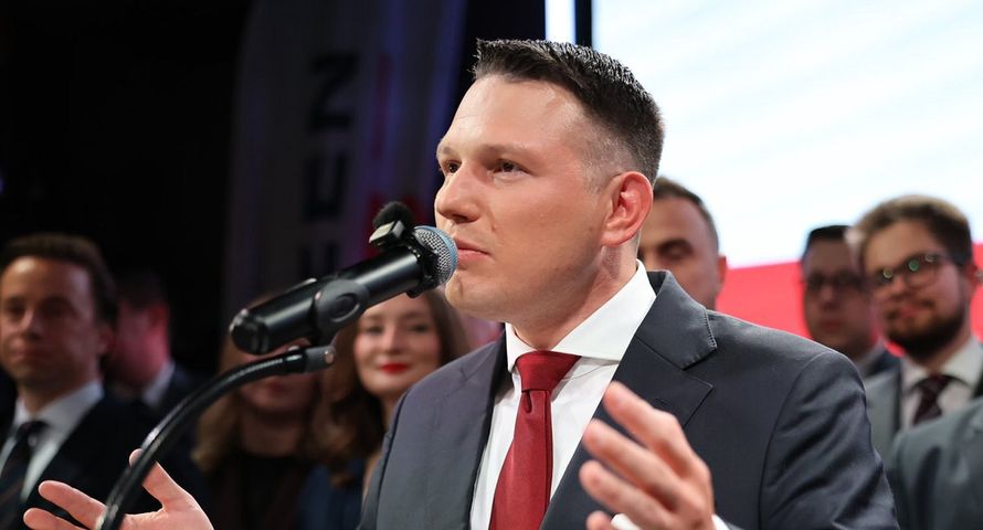 Wyborczy sukces szkodzi biznesowo Mentzenowi. Wyprzedaż akcji jego spółki