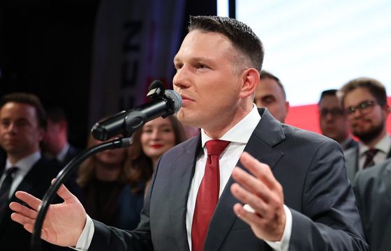 Wyborczy sukces szkodzi biznesowo Mentzenowi. Wyprzedaż akcji jego spółki