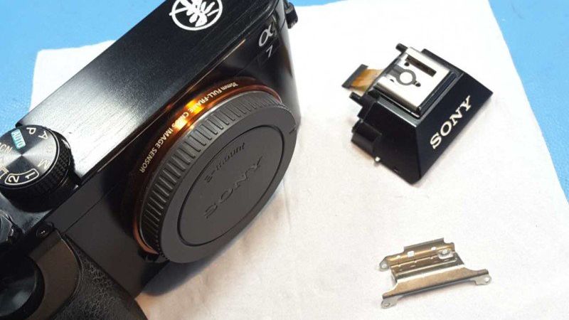 Fotograf uciął wizjer w swoim Sony A7. Dlaczego właściwie to zrobił? 1