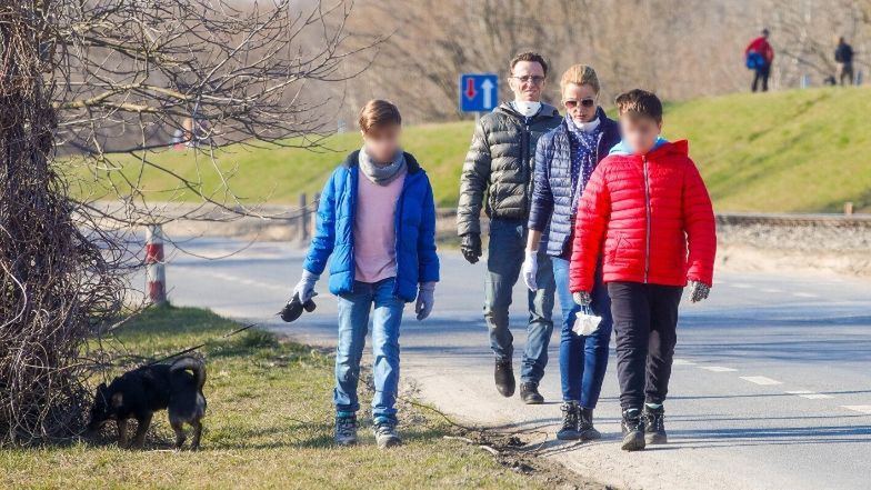 Joanna Brodzik i Paweł Wilczak na rodzinnych spacerze