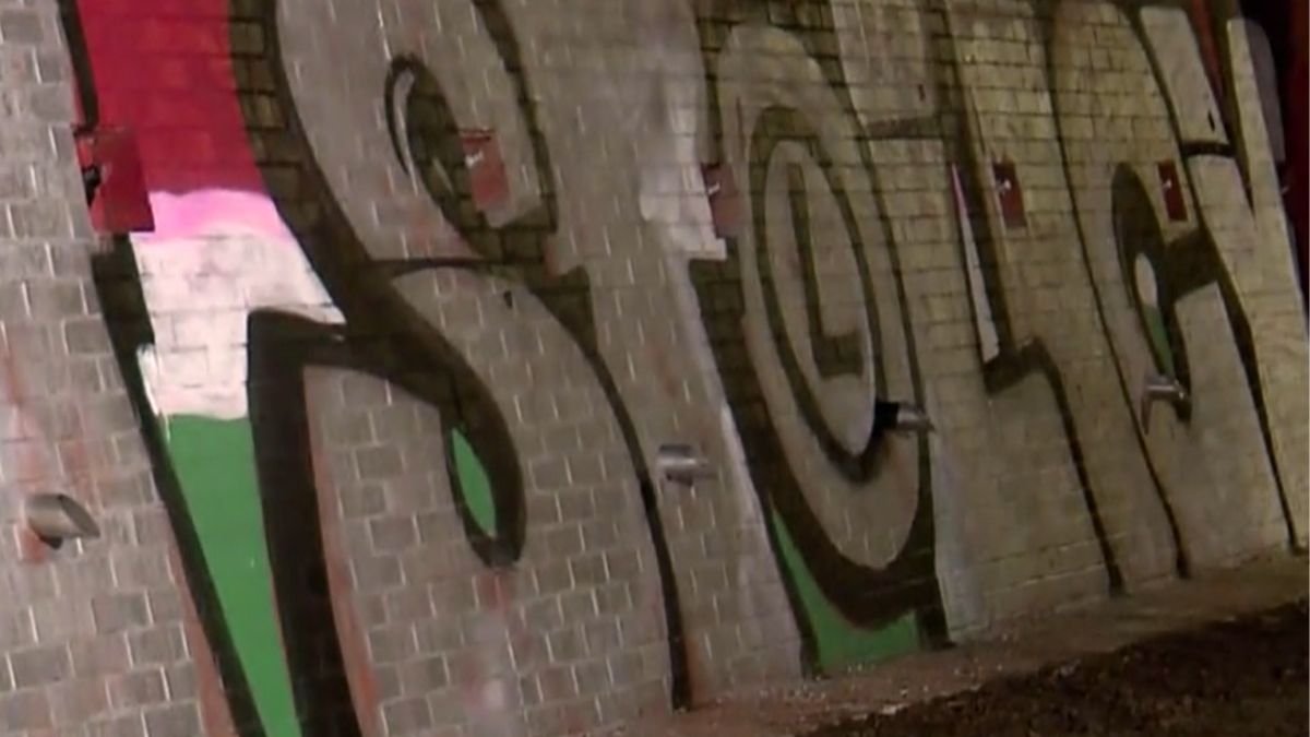 Wandale zniszczyli zabytkowy mur na Mariensztacie