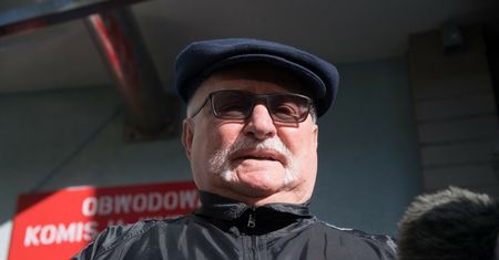 Wałęsa: Chcą się katapultować, Duda im pomaga